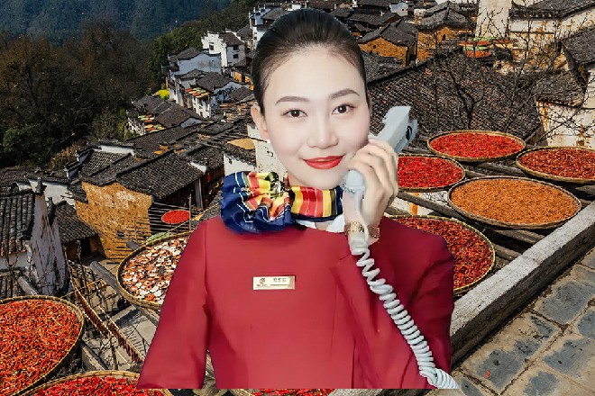 但苏曼s把手里的长剑插在地面中，硬生生抵抗了对方的龙吸水