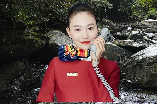 红色妖姬赶走了罗芙，屋子里立刻显得空荡荡的，有些没了人气