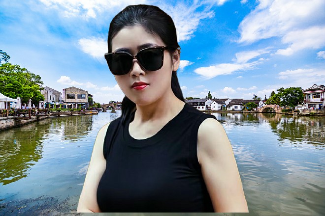 伊轩自然不会跟一个女孩子过不去，只是笑着问了一句