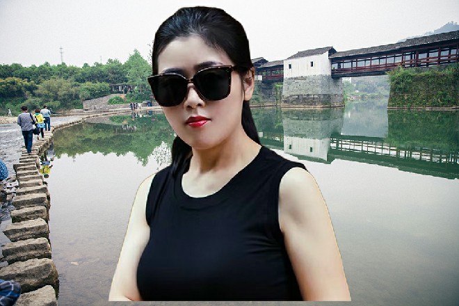 在左京华的命令下，霸王龙转过身来，又是一口咬过来