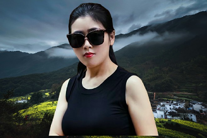 异能者后退两步，站在龙俊的身边，说道：这个男人很强大