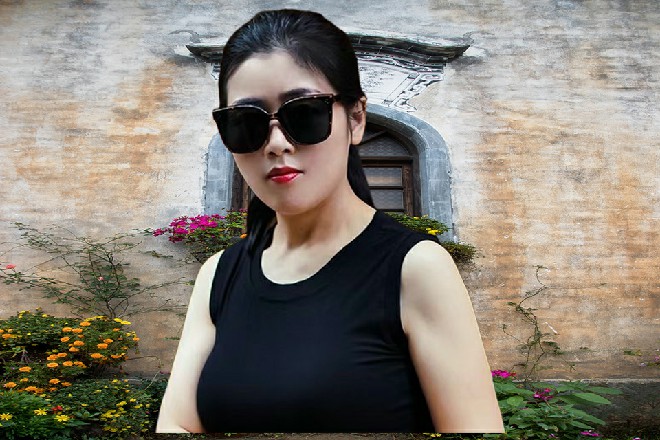 这是啥啊，他低头一看，发现自己的手正抓在人家女子的胸上