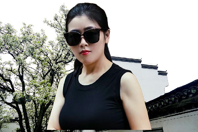 啊，他是王将军亲自找来的新人，现在放在黄字部，