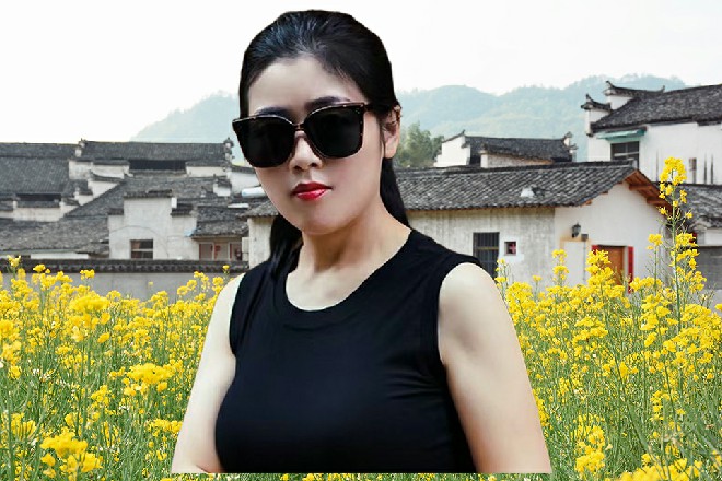 他训斥着自己的三个弟子，那三个弟子老老实实地应道