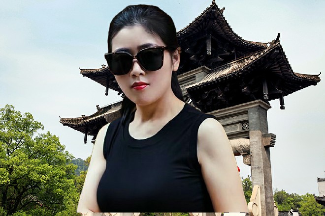 刘上尉说着，身上微微释放出了真气，冲击开周围的雨点