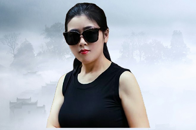 皮特也是阅女无数了，看到这个女人，眼睛也忍不住有点直