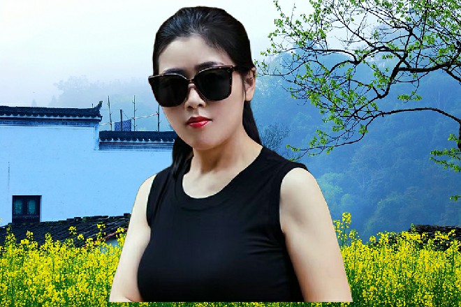 王玥翻了个白眼，红色妖姬乖乖走过来，那个，你轻一点啊，