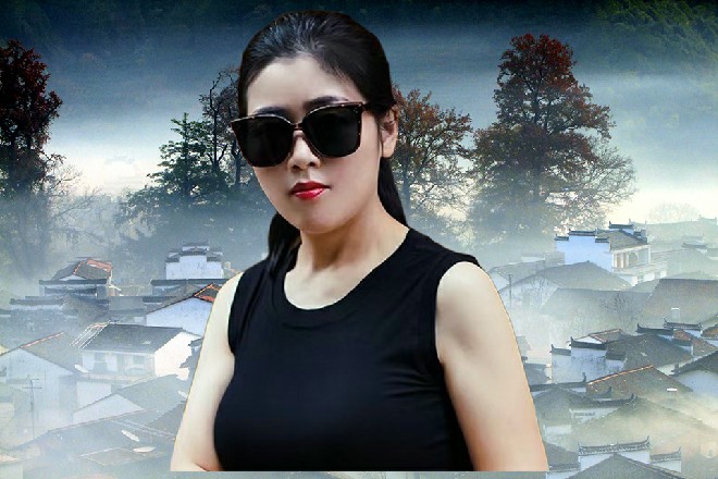 对面一个赤着上身，穿着黑纹裤的男人吊儿郎当地问道