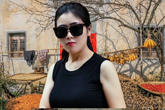 贞德顿时慌了，捂着自己的衣服，不解地看着这个男人