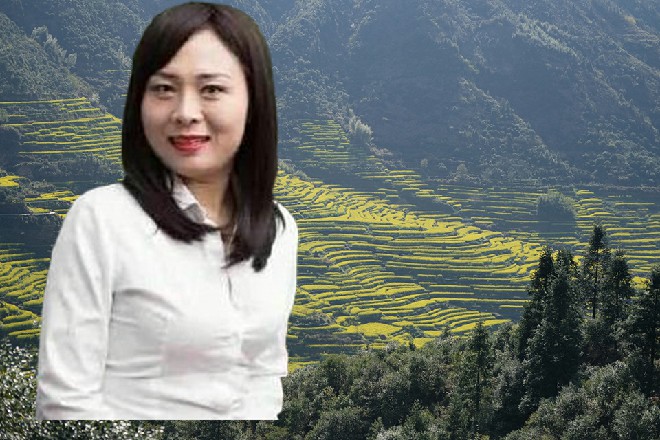 你这个臭三八，为什么你在这里为什么你要抢我的男人