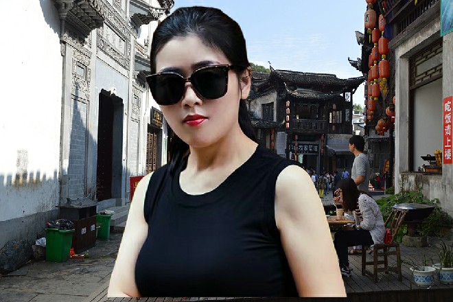 他看了一眼邀请函，笑呵呵地说道：这个名字还真挺特别啊