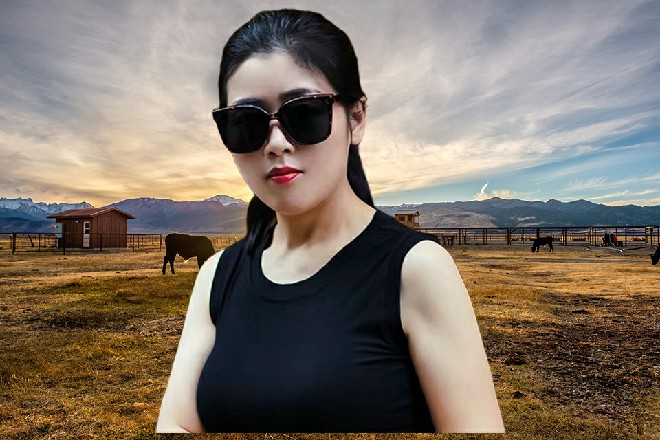 艾米利亚只是轻轻伸出两根手指，就夹住了镜的镰刀