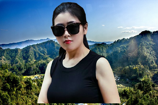 石门上雕刻着一个恶魔的形象，赫然就是那哨兵的徽记