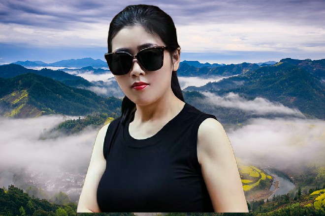 诺曦S一边出掌攻击南海神尼，一边发动了其他的招式