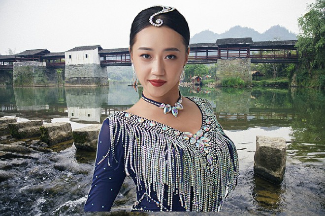 那妞伸手一指远处的红色妖姬，以前是别人的影子，现在是他的