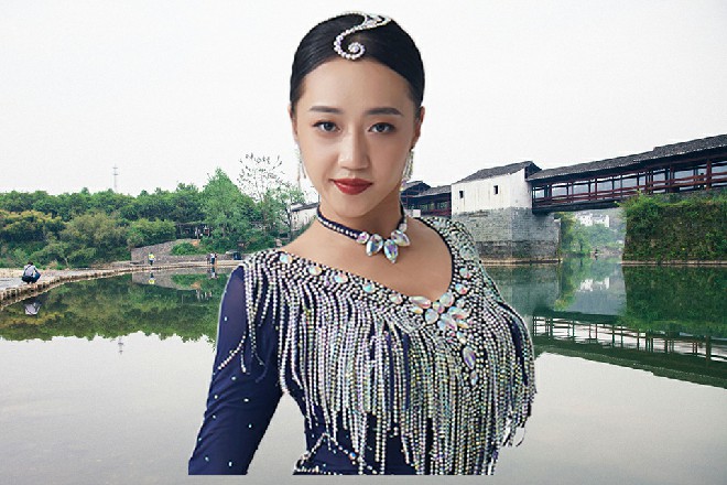 他身体犹如挂钟一样，倒吊在半空当中，就这样跃过了卡车