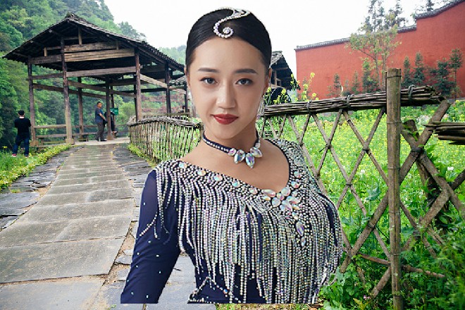 几个日月教的弟子立刻上前，押着宁阳威，把他押往大牢