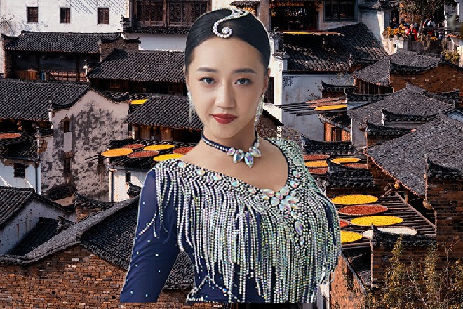 一个三十多岁的女人赶忙走了过来，把这小女孩给抱走了