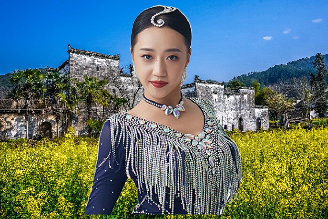 而伊轩蹲在角落里，看到这一幕，眉毛忍不住养了起来