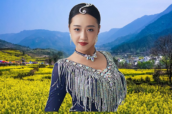 诺曦S从旁边抄起那老头的收音机，直接拍在了他的头顶