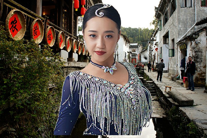 Abb伸手直了一下蹲在角落里嗑瓜子的伊轩，他就行