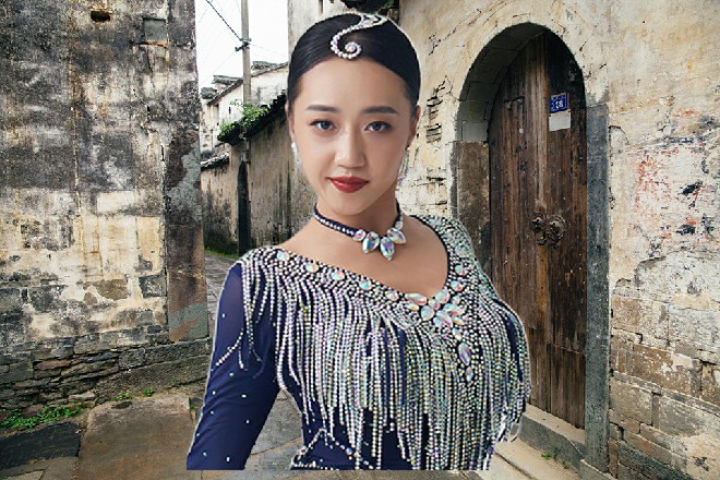 伊轩站了起来，所有人都闭上了嘴巴，等着秦二爷发话