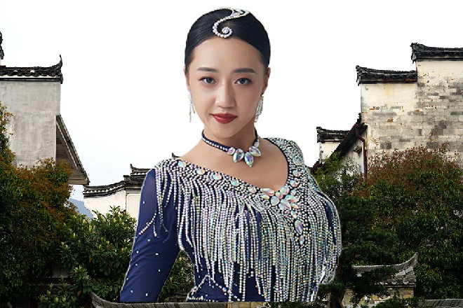 五彩的伞花在空中绽放出来，十分美丽，映着耀眼的阳光