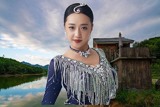 就在钱娇继续数落诺曦S的时候，旁边的人群直接沸腾了