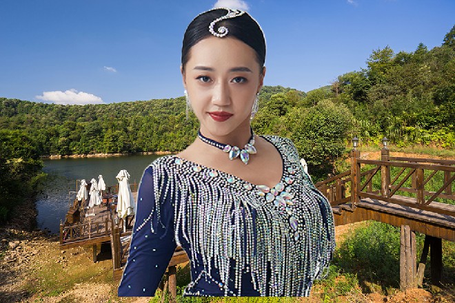 容小薰忽然灵机一动，又拿出一个口罩，给苏曼s带在了脸上