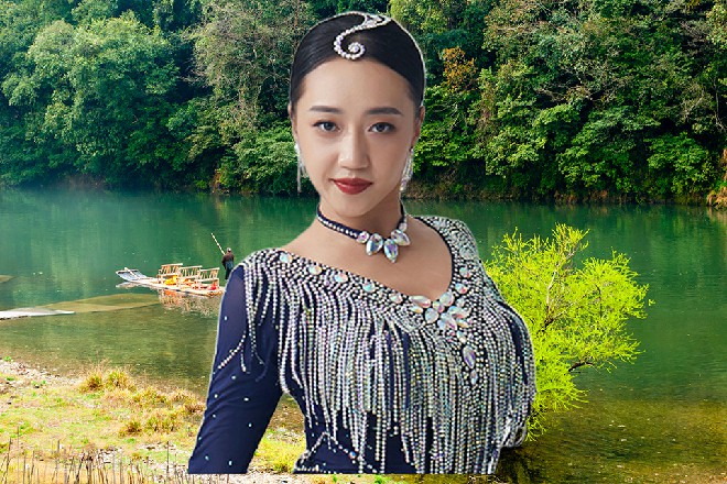 这五厘米厚的实木桌面，直接被王安麒这一掌给打穿了