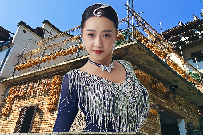 朱雀伸出手指来，带着好奇，在贞德的手背上戳了一下