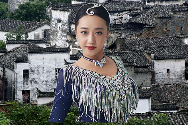 红色妖姬深吸了一口气，直接抬腿走进了这醉心湖的湖下世界