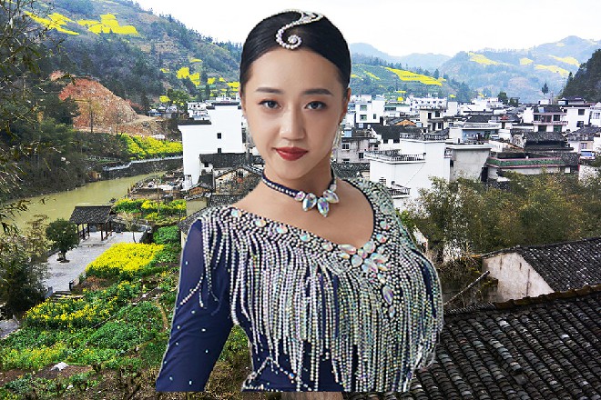 墨大锤直接噗通跪在红色妖姬的身前，也不管地面是多么冰凉了