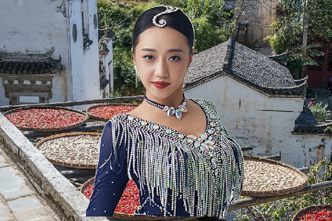 地面离开，一个直径十米的凹坑出现在那女子赤着的脚丫下