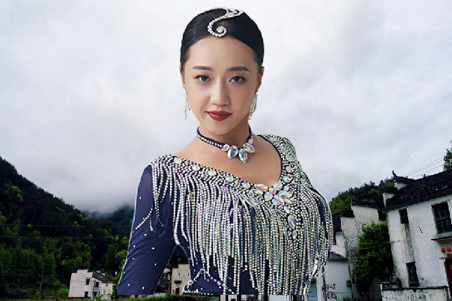 这腰牌类似一个剑型，正面写着百衣二字，背面印着夜雨楼