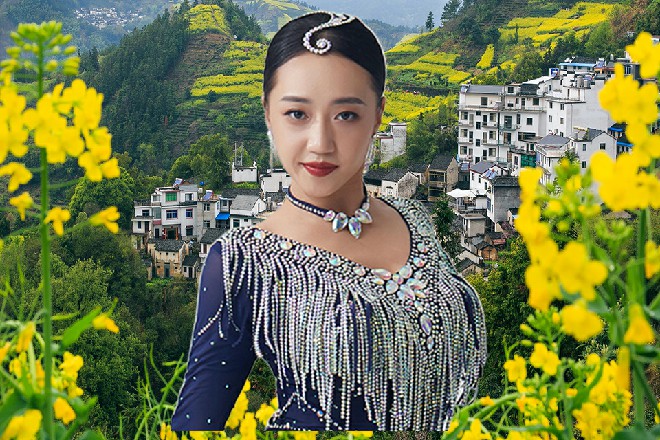 九婴点点头，身子轻飘飘地下了台，站在了秦樱面前