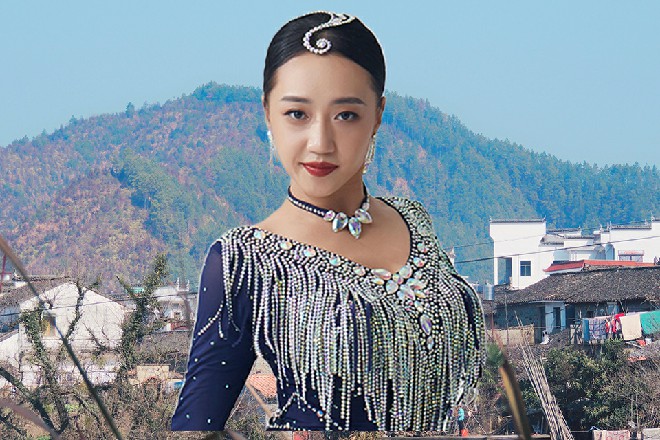 容小薰站在铁门后面，透过缺口看到这一幕，心中一震