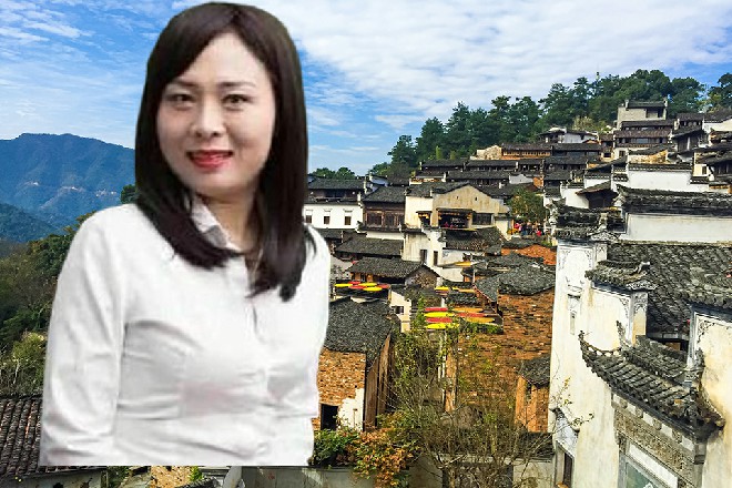 红色妖姬呵呵笑着，主动热情地伸出手来，跟这位埃隆握了握手