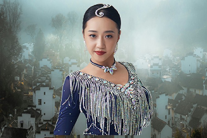 这贪狼的身体顿时被打飞到三米多高，然后又重重砸在了地上