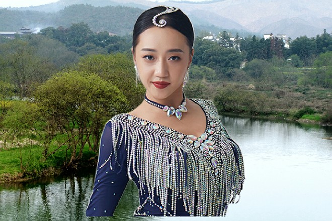 巴囚拉嘴角挂着阴沉的笑容，看着那已经快被吓尿的驾驶员