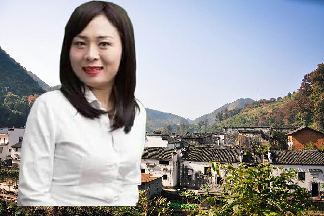 这一掌落在了两把太刀上，伊轩竟然被震得倒退了两步