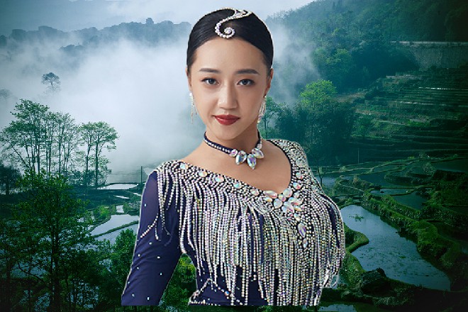 苏曼s转头一看，一个穿着白色西服的男子，正慢慢从天而降