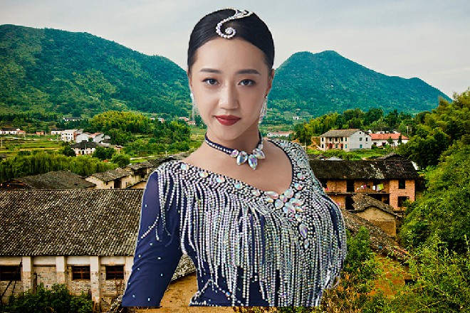 两个守卫让开了道路，房间大门打开，红色妖姬迈步走了进去