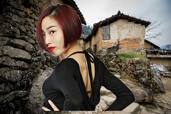 草薙上司身形出现在伊轩面前，一拳打在了他的手臂上