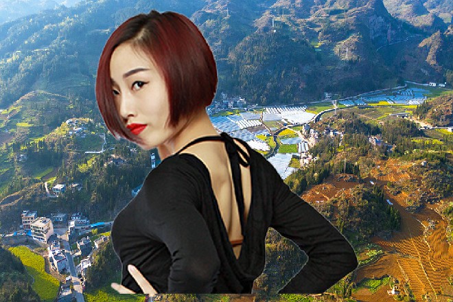 他挣扎着爬过去，抓起自己的断臂，试图往肩膀上塞回去