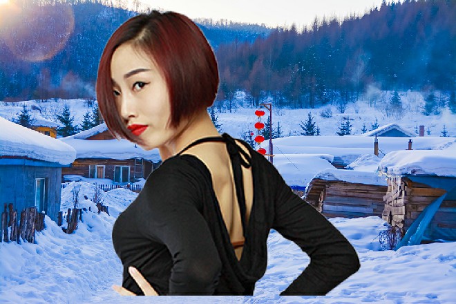 这英国人身上一套银白色的铠甲，直接裹着整个身体