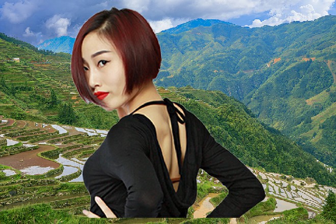 坐在旁边的露露，似乎终于忍不住旅途的寂寞，嘀咕了一句