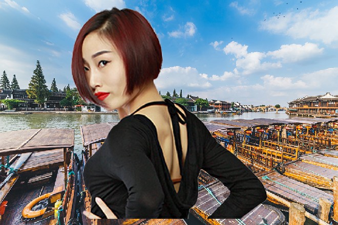 容小薰站在铁门后面，透过缺口看到这一幕，心中一震