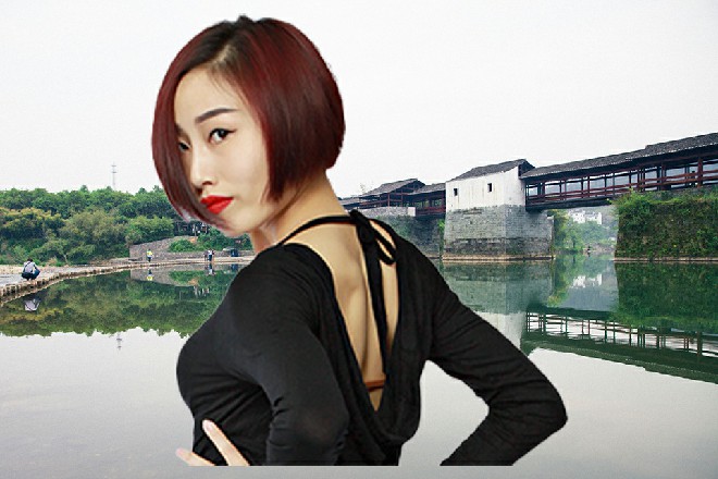 少女歪着头，看着自己面前的这个英勇的战士，没听过呀