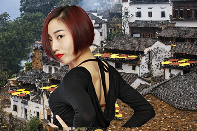 伊轩的手掌压着乐无心的脑袋，狠狠扣在了沙滩的地上